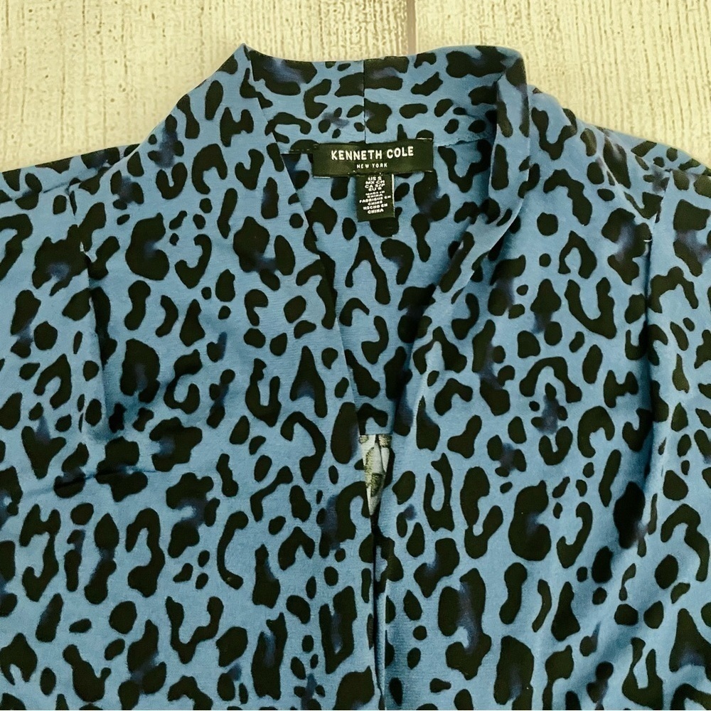 KENNETH COLE Womens Blouse Blue Cheetah Leopard Career Knit Flowy Size Small - Picture 4 of 8